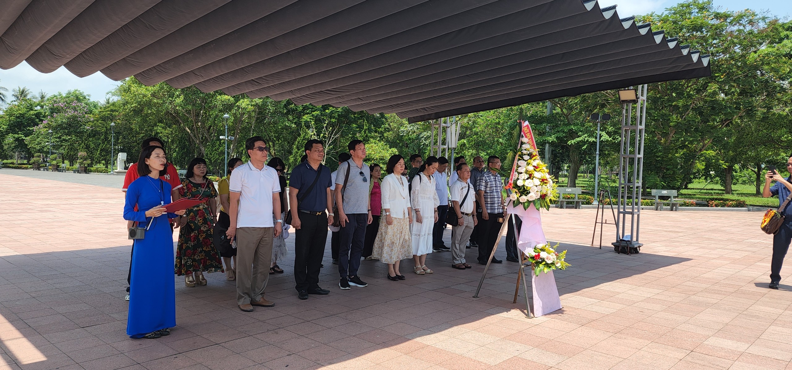 Đoàn công tác của Ban Chỉ đạo Công tác Thông tin đối ngoại tỉnh Bình Dương dâng hương tại Đài Tưởng niệm các anh hùng liệt sĩ huyện đảo Cồn Cỏ.